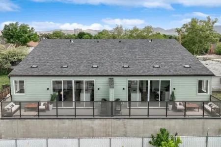 Retro Reno Loft w Panoramic Views Отели рядом с достопримечательностью «Университет Невада, Рино»