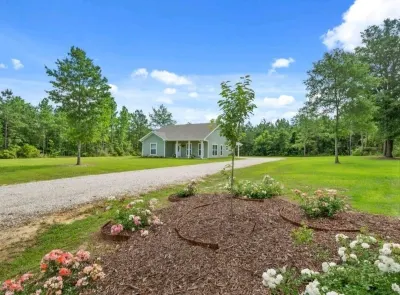 Cozy and relaxing 2 bedroom home in a populated rural area