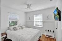 Charming & Newly Renovated 2-bedroom pool Cottage - near beaches & Las Olas  FTL