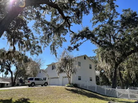 Hampton House Homosassa 5BR Waterfront Estate Отели рядом с достопримечательностью «Get Up and Go Kayaking - The Chaz»