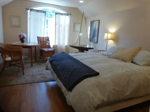 Blue Heron Getaway. Come enjoy the spring and summer in our great cozy house. Hotels in Winchester Bay