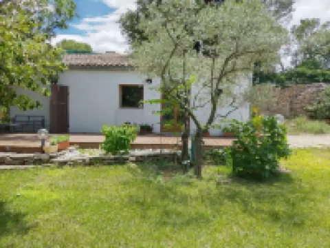 Dans un Écrin de Verdure , Mazet et Piscine Privée Sans Vis-à-vis