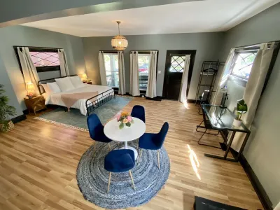 Newly Renovated Studio! Ideal location for walking to restaurants & shops WaterWorks Museum 주변 호텔