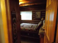 The White Buffalo rustic cabin located in the middle of West Yellowstone, MT 西黃石機場附近的飯店