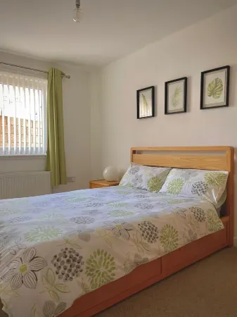 Bright 2-bedroom apartment with parking in Montrose