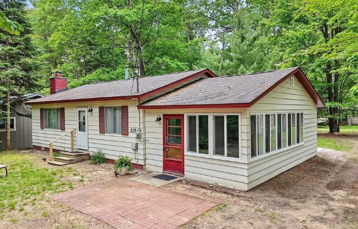 Charming 3-bedroom house with AC, WiFi, 🏓Ping-Pong, Foosball,🔥Firepit,🍔 Grill