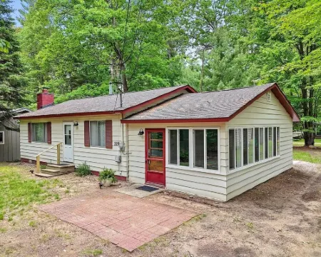 Charming 3-bedroom house with AC, WiFi, 🏓Ping-Pong, Foosball,🔥Firepit,🍔 Grill Hotéis em Gerrish Township