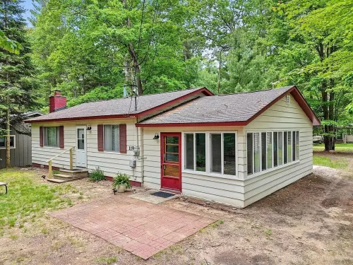 Charming 3-bedroom house with AC, WiFi, 🏓Ping-Pong, Foosball,🔥Firepit,🍔 Grill