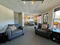 Cozy 2-Bedroom Upstairs Apartment in  Paradise