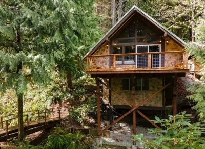 Private Cozy Creekside PNW Chalet w/ Wood Stove! 레드 스퀘어 주변 호텔