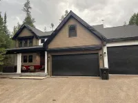 New Yellowstone Island Park Lake House, Boat Slip, Hot Tub Sleeps 19 Hotel dekat Harriman State Park
