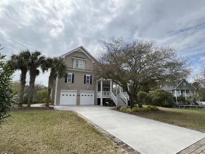 Stunning, Family sized, fully furnished home with pool at Spinnaker's Reach.