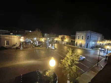 The Brick Street Suite, high ceilings, historic brick street location