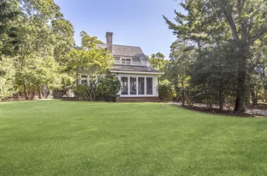East Hampton: Chic 4 bed, Water Views, Walk to Beach, 5 min drive to Amagansett
