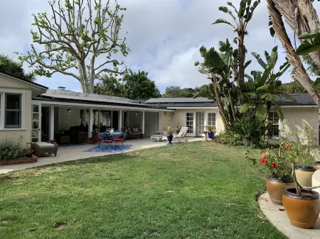 Ranch Style, Private Home Near La Jolla Shores - Walk to dining, shops, beach Отели рядом с достопримечательностью «Mushroom Beach»
