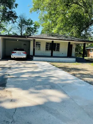 Charming 2-bedroom house with Laundry in lovely Baton Rouge