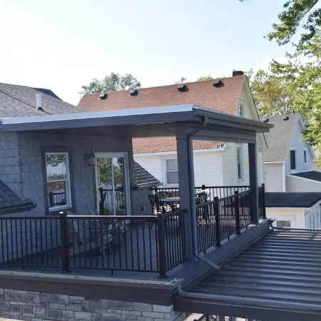 LAKESIDE RETREAT-Overlooking the scenic beauty of Lake Erie, Lorain,Ohio