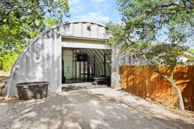 Cabin in Hill Country 1 bed, 1 bath w/ hot tub, gym, sauna, & cold plunge