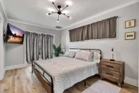 Steps to 2nd Street Dining and Shopping, Entire House In Belmont Shore