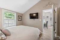 Cozy cottage w/hot tub, game room & backyard. Close to West Point and Bethel.