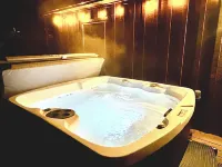 Quiet Creek Cabin: Cozy Retreat with Hot Tub in the heart of Daniel Boone Forest فنادق في Menifee County