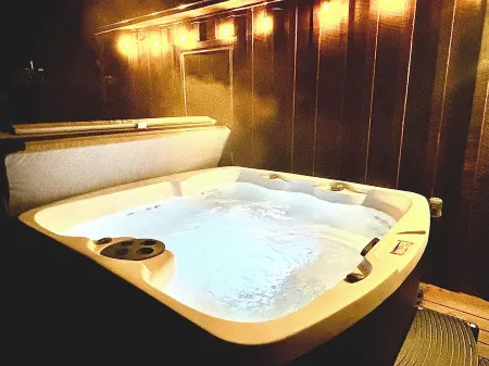 Quiet Creek Cabin: Cozy Retreat with Hot Tub in the heart of Daniel Boone Forest