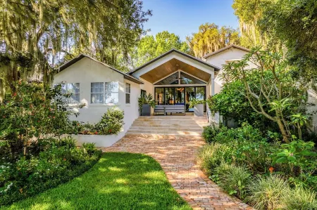 Elegant Lake Retreat Отели рядом с достопримечательностью «Walmart Garden Center»