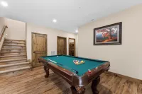 Pine Cone Lodge-Private Hot Tub, Pool Table, 2 Pools & Splash Pad, Pet Friendly!
