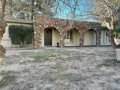 Horse Ranch Centrally Located Hotel berhampiran University of Advancing Technology