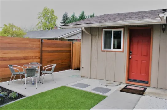 Relax & Enjoy Private Studio w/Courtyard