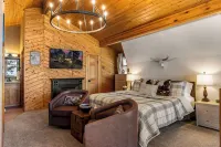 Views, Hot Tub, Skee-ball, Pool Table, Disc-golf, Trail Access on Property!
