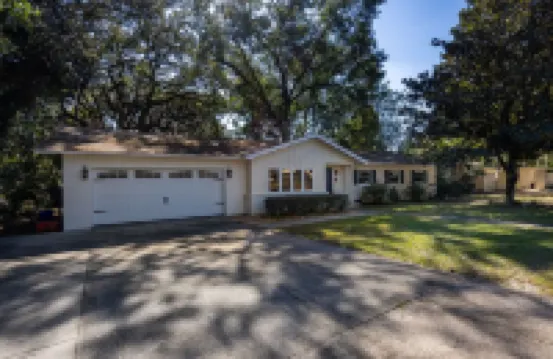 Near UF - Cozy Stay - Kitchen - Washer/Dryer