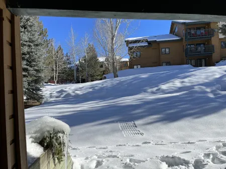 Cozy Condo Close to Everything