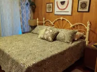 Rock Inn Retreat: E Faye Jones Style: Quartz Wall Bathroom: Open Floor Plan. Hotels in Sharp County