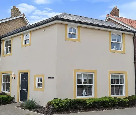 Beautiful Family Cottage, short walk to beach and leisure facilities.