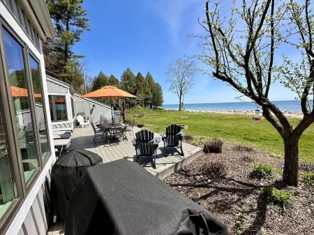 Large Unique & Artistic Lake Michigan Beach House / Awesome Game Room