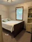 Lake Nokomis 4-bedroom Lakeside Spacious Cottage