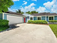 Jupiter Palm Oasis! Lakefront Pool Home w/ Game Room, BBQ, Beach Chairs, Coffee! 朱庇特住宿飯店