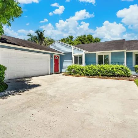Jupiter Palm Oasis! Lakefront Pool Home w/ Game Room, BBQ, Beach Chairs, Coffee!