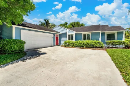 Jupiter Palm Oasis! Lakefront Pool Home w/ Game Room, BBQ, Beach Chairs, Coffee!