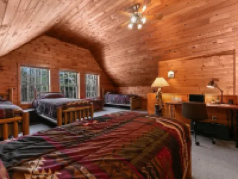 Bear Den - scenic Adirondack cabin escape + lake access โรงแรมในFulton County