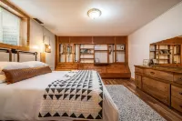 Beautiful 5 BR Creek-side Cabin Pikes Peak Отели рядом с достопримечательностью «Cave of the Winds»