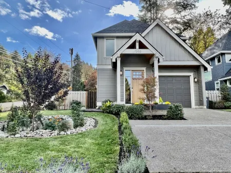 Upscale and quiet new home in Lake Oswego with amazing Patio Отели рядом с достопримечательностью «оз. Освего»