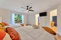 Modern Poconos Escape | Hot Tub | Fire Pit | Games!