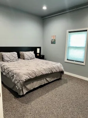 GREAT LOCATION!! Beautiful newly constructed large one bedroom retreat. Hotel in zona U S National Ski Hall of Fame