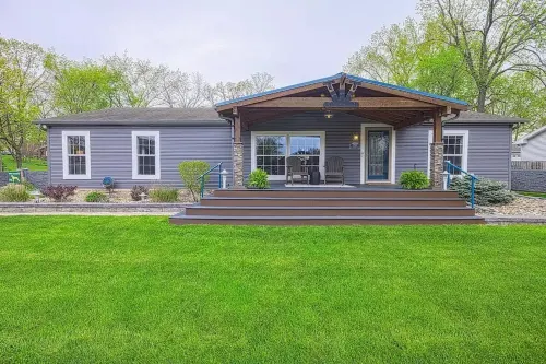 Cheerful, Lake Home with amazing backyard! Hotels in Cedar Lake