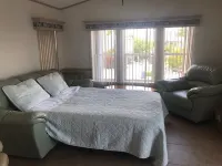 Wonderful Chalet, with Terrace & Private Patio – 20 miles from Key West. 베이 포인트 공원 주변 호텔