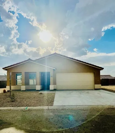 Beautiful New 4 Bedroom, 2 Bath River Getaway Home, close to Casinos