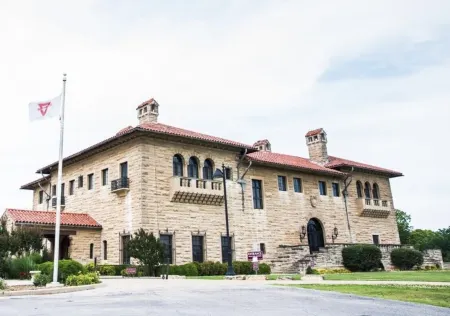 CUTE, QUIET, & COZY Farmhouse - Minutes away from everything in Ponca City!