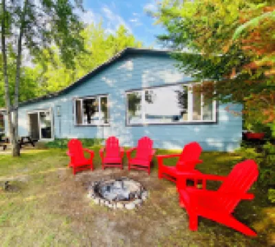 Green Lake: Charming Cottage with Sandy Beach & Dock - Ideal for Family Getaways